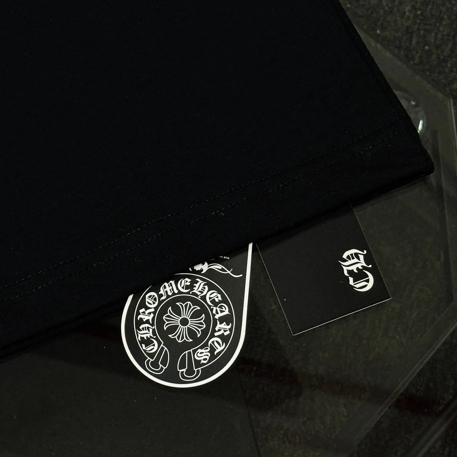 P170 Chrome Hearts 25 high-end versions. The fabric is made of 300 grams of high-density pure cotton. It does not deform or shrink. It has three labels. It is the same style for men and women. Technology: suede foaming + digital printing. Color: white, black. SIZE: S-XL.